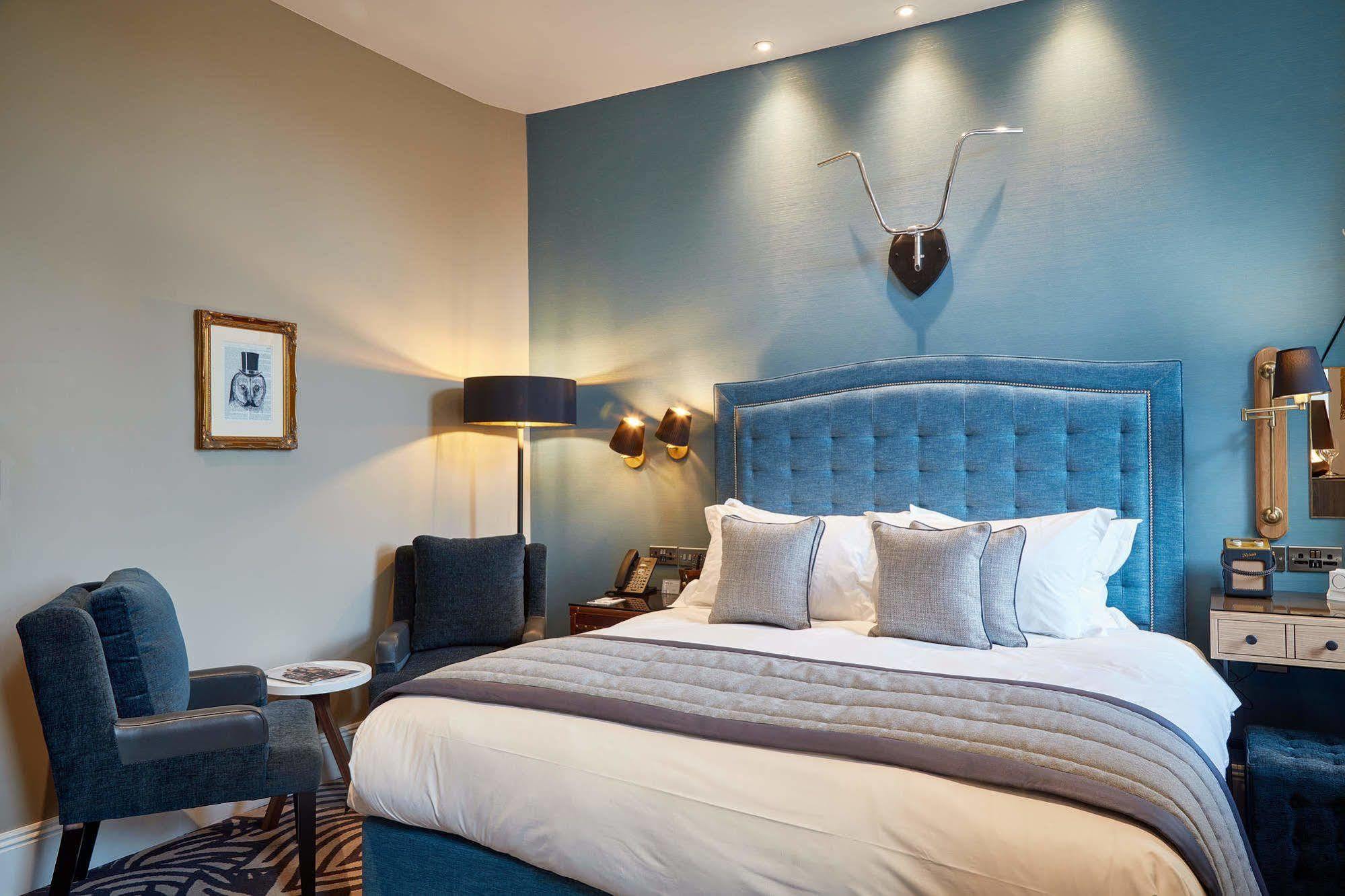 Oddfellows On The Park Чедл Экстерьер фото A bedroom at The Old Bank Hotel