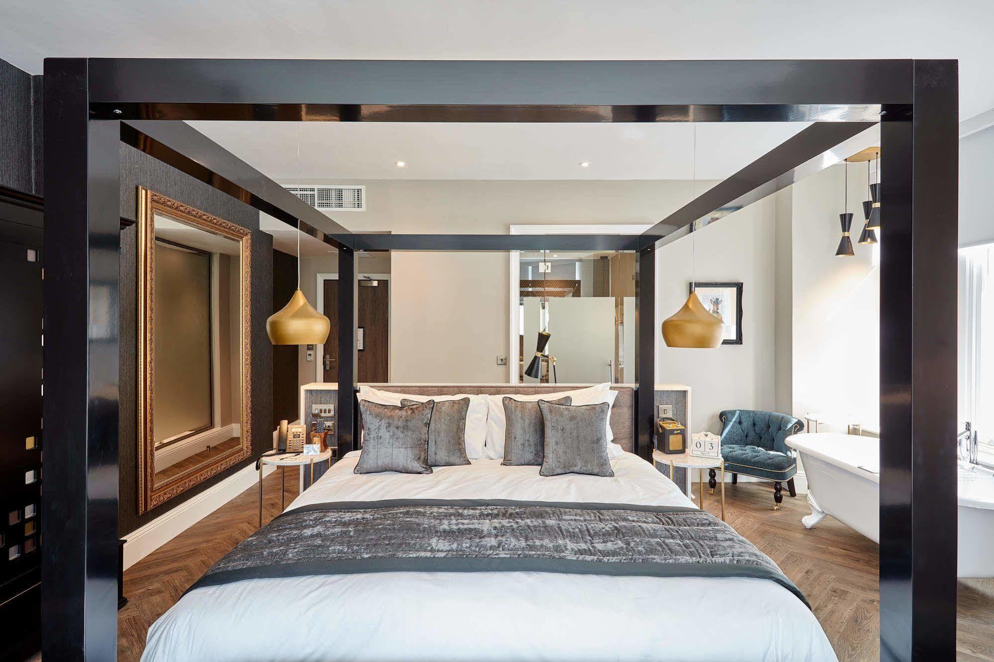 Oddfellows On The Park Чедл Экстерьер фото A bedroom at The Ivy Collection